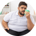 homem obeso vendo tv