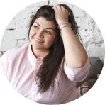 Mulher obesa passando a mão no cabelo
