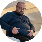 homem obeso pegando na barriga